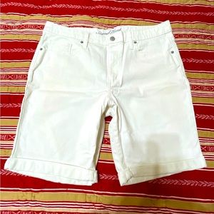 🩳 Universal Thread White Bermuda Shorts